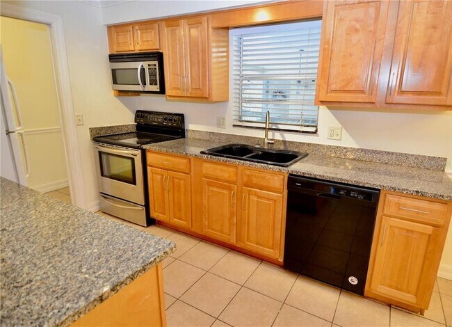 Building Photo - 3360 S Osprey Ave Unit 201B