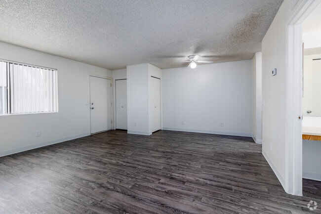 2BR, 1BA - 715SF - Living Room