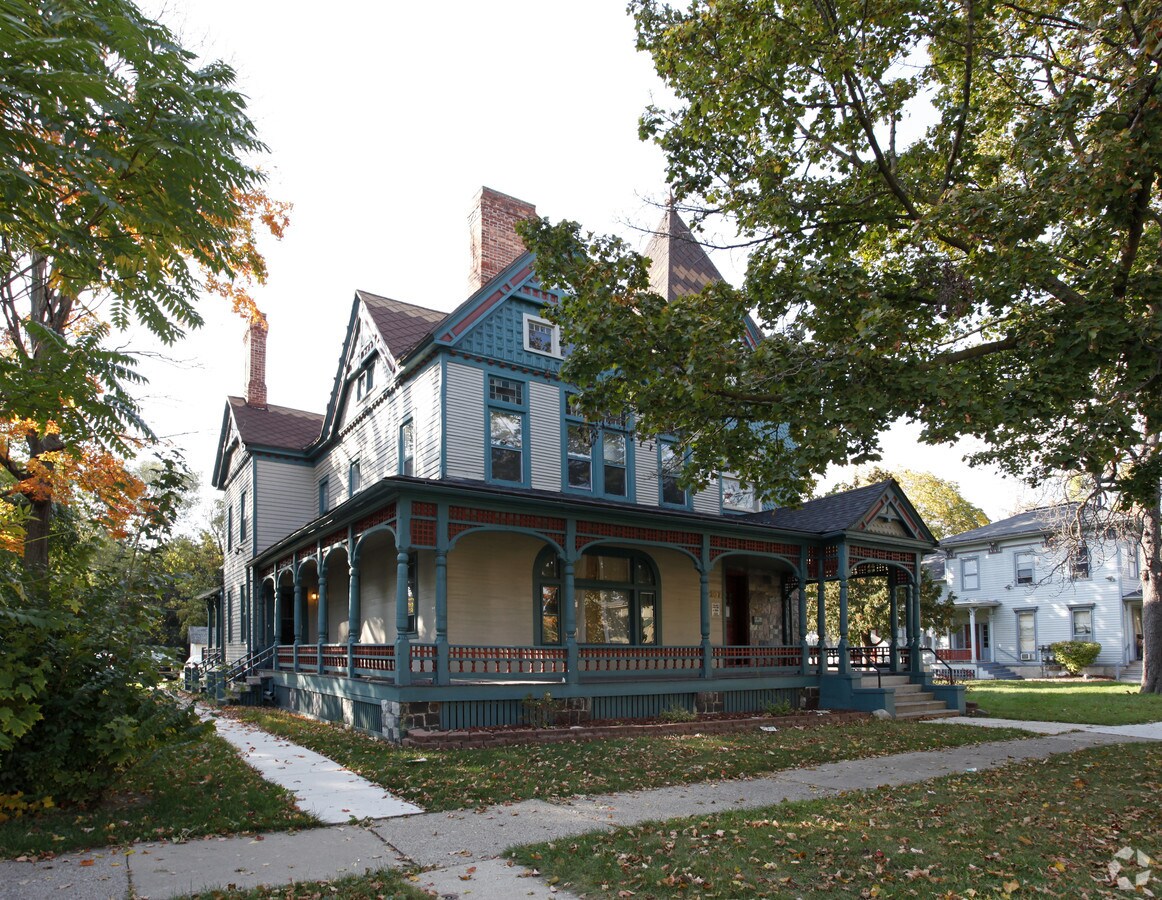 Photo - 207 N Hamilton St