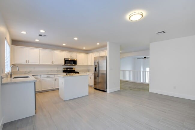 Building Photo - Spacious 3-Bed Green Valley Townhome with Modern Kitchen – 89074