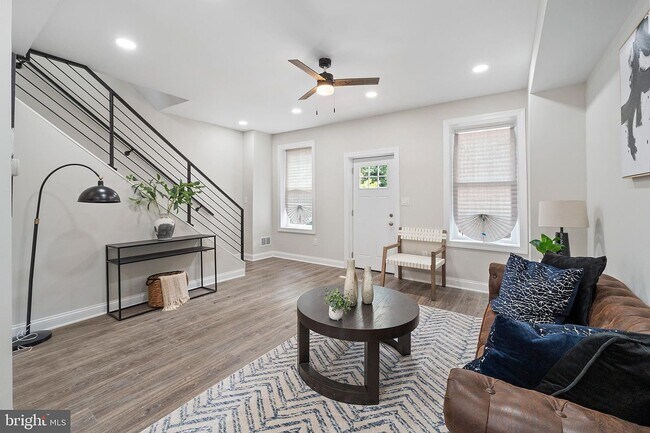 Photo - 202 Adams St NE