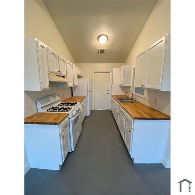 Building Photo - Available Feb 1st! Large Single Family Hou... Rental