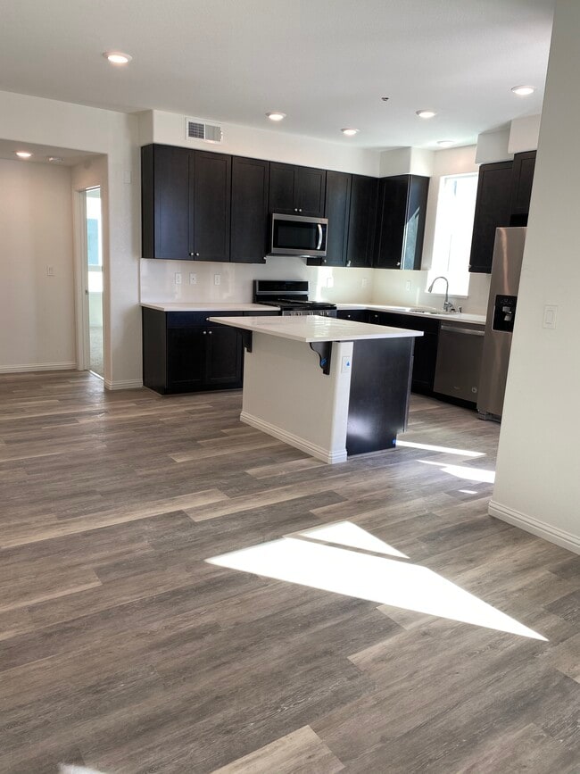 Building Photo - 1470 Nightshade Rd Unit #20 nightshade