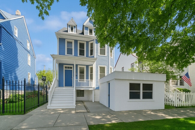 Building Photo - 2144 W Montrose Ave Unit 1 Rental