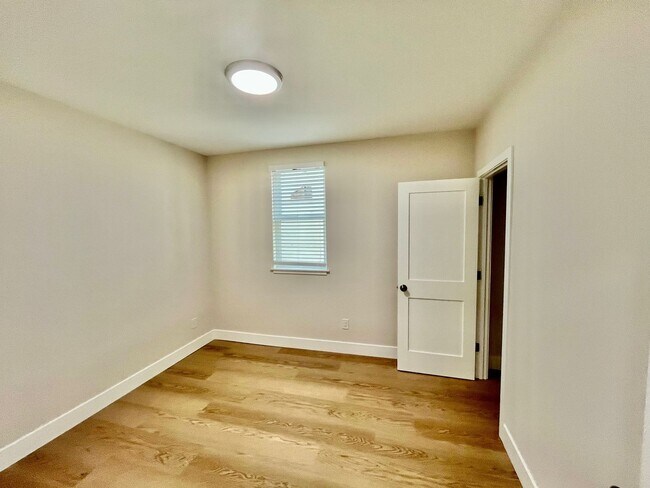 Photo - SPECTACULAR, COMPLETELY RENOVATED 2 BED/1 BATH FULLY!!! Unidad 1557