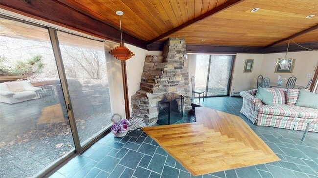 Photo - 200 Steele Rd