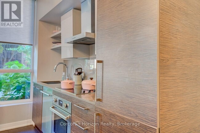 Photo - 1030 King St W Unité 124