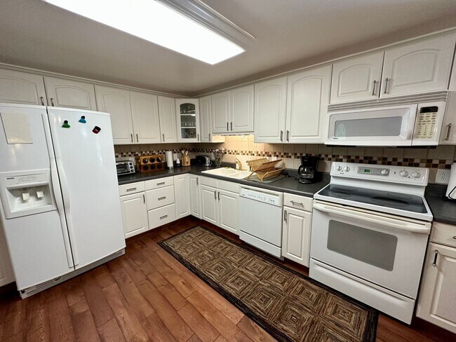 Photo - Lovely 3 bedroom/2 bathroom fully furnished home located in Tanglewood Subdivision