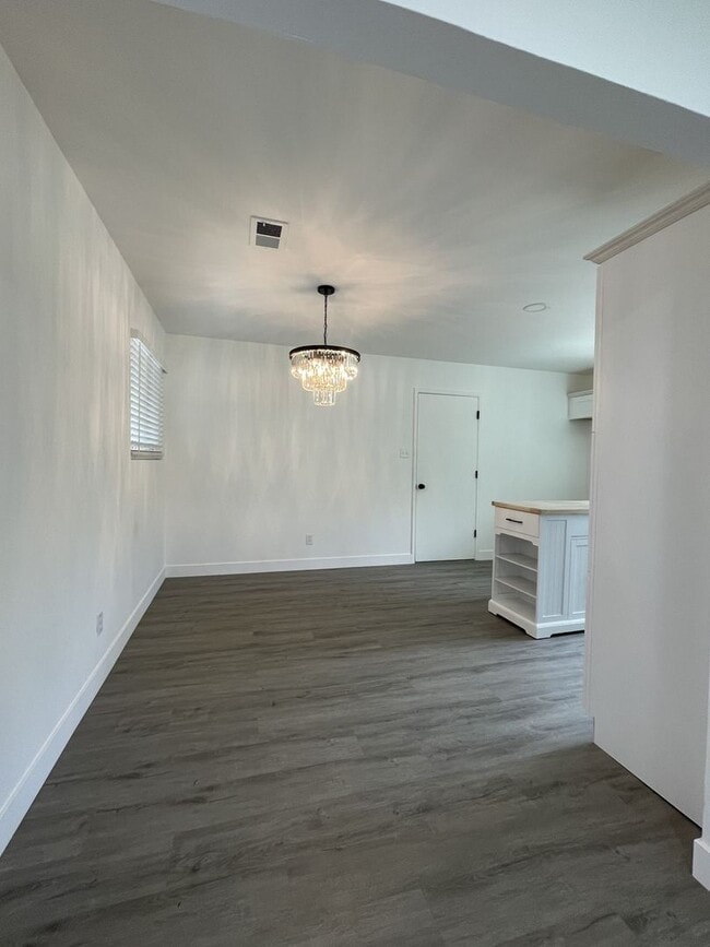 Photo - Newly Renovated 3bdrm 2bath Airy Oasis!