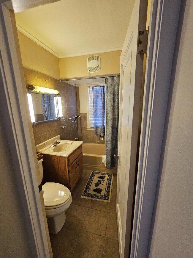 Photo - 1221 W 20th St