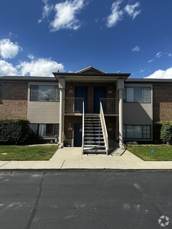 Building Photo - For a limited time sign for $1295 a month Unit 672 Rental