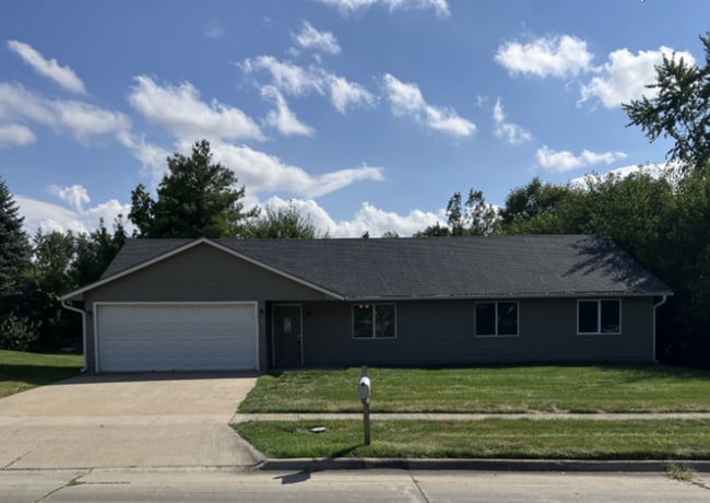 Photo - 3 Bedroom Home for rent in Des Moines, IA Unit 639 E. Hughes Ave