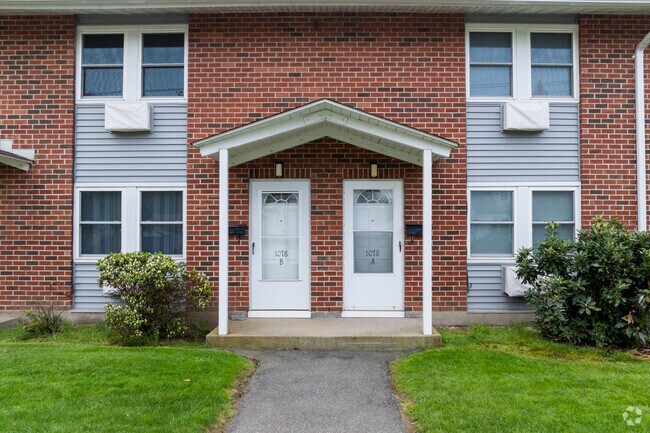 Entrada - Park East Townhouses