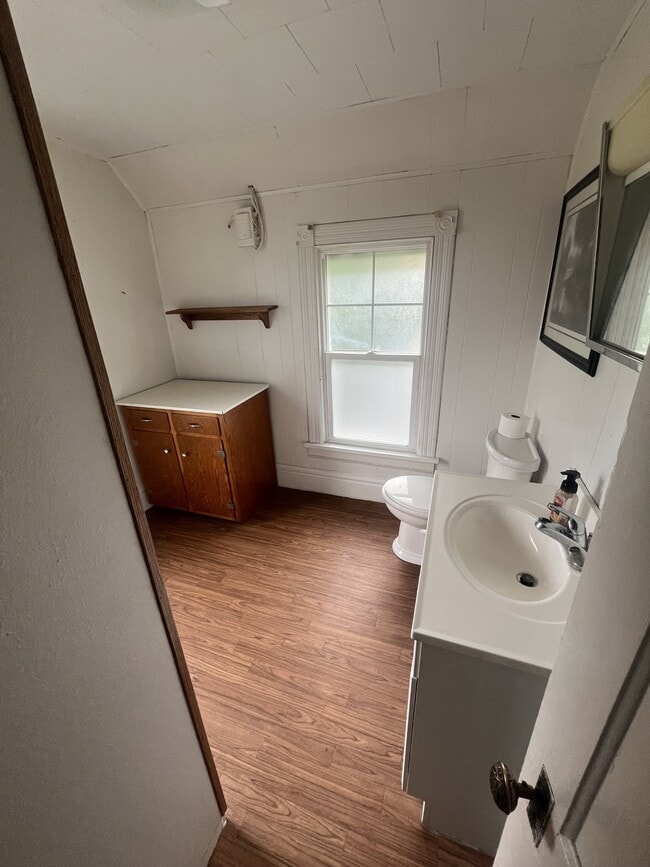 300 Jones St Unit Upper