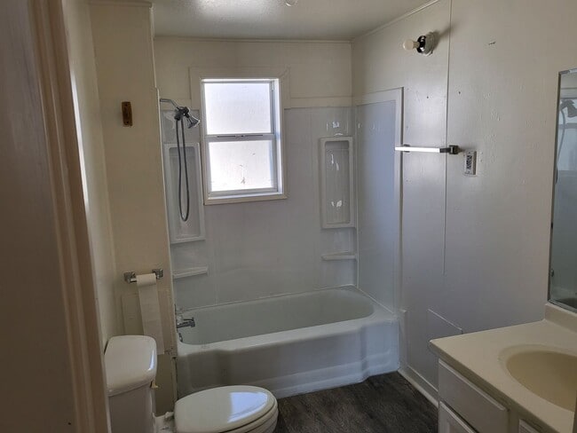 Photo - 821 S Avenue C