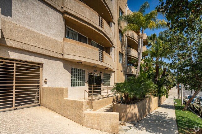 Entrada - Rochester Hill Condominiums