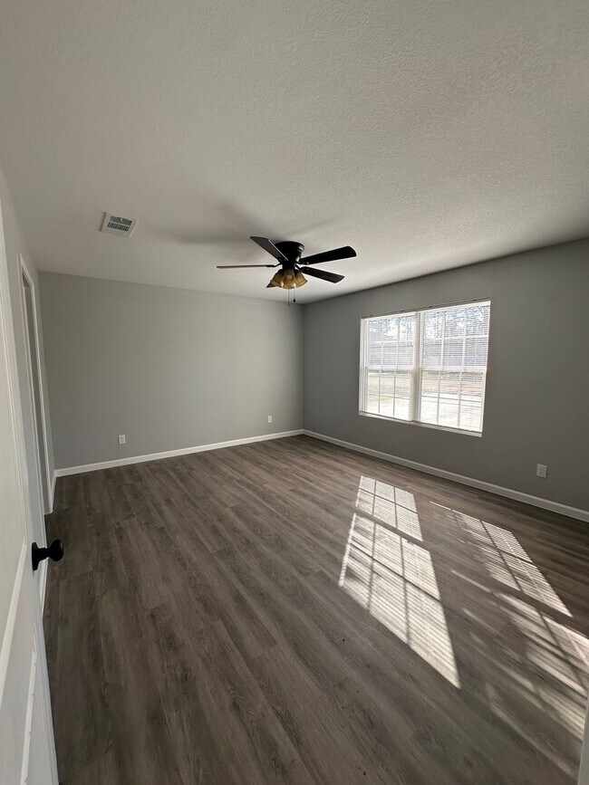 Photo - 3 Bed 2 Bath Brick House - Fenced in Backyard