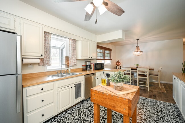 Photo - 23712 W Main St