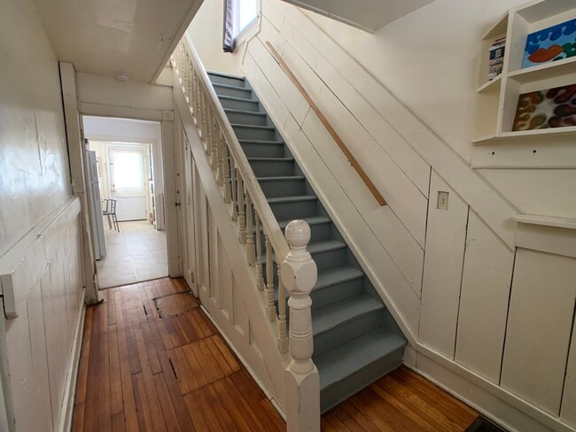 Entry hall /stairs - 35 S Chestnut St Unit 35A