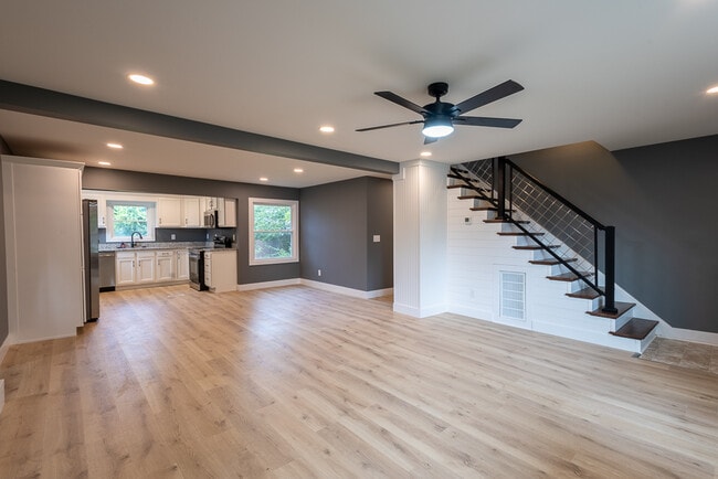 Photo - 120 College Street Rd