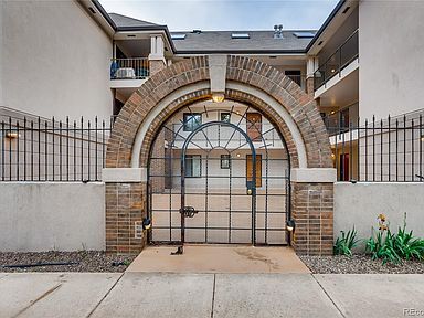 Courtyard entrance - 1085 Broadway St Unit 18