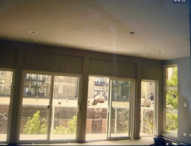 Building Photo - 2704 W Armitage Ave Unit 3