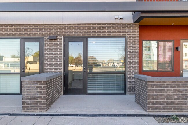 1BR, 1BA Live / Work - 1,000SF - Retail Storefront