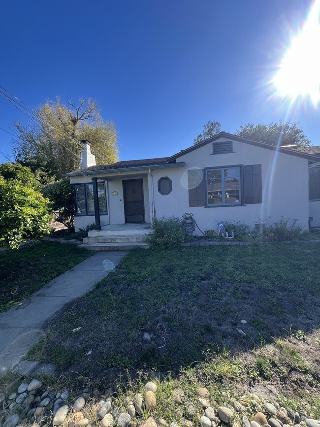 Building Photo - 115 Laurent St