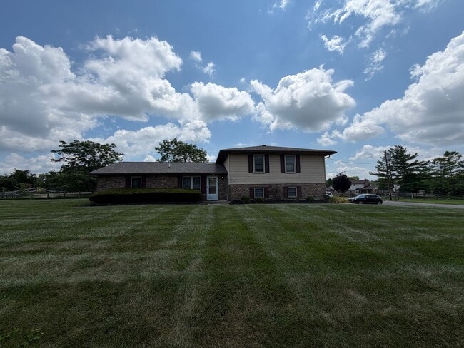 Building Photo - 2 bedroom duplex
