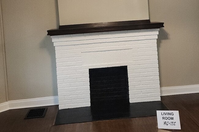 Chimenea en la sala de estar - 43 N Roys Ave