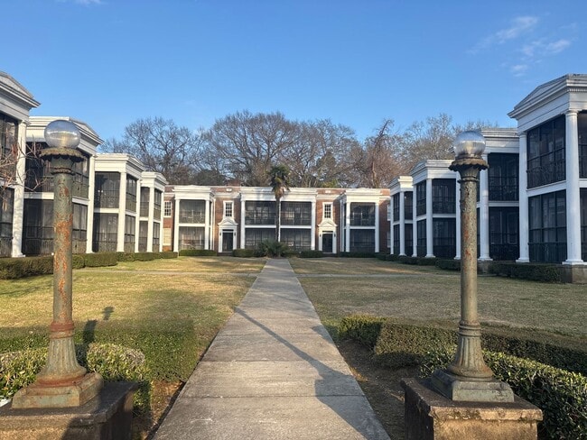 Building Photo - Here's your chance to have it all! Unit CC B4