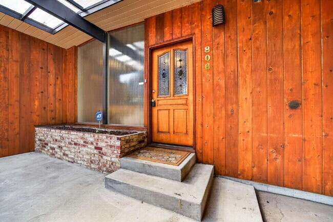 Photo - Cool Retro Rambler with daylight basement. 3 bedrooms 2 bathrooms. Beautiful West Kent Valley Vi...