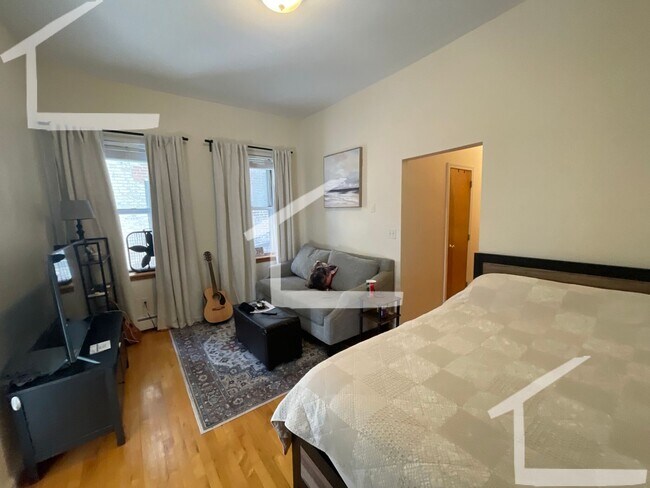 Photo - 9/1 Spacious Cleveland Circle area Studio w/balcony!