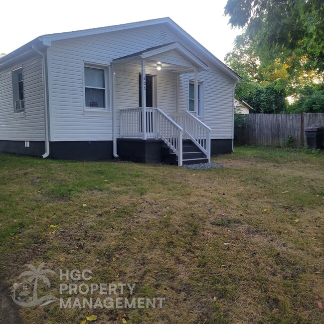 Photo - 805 Moore St