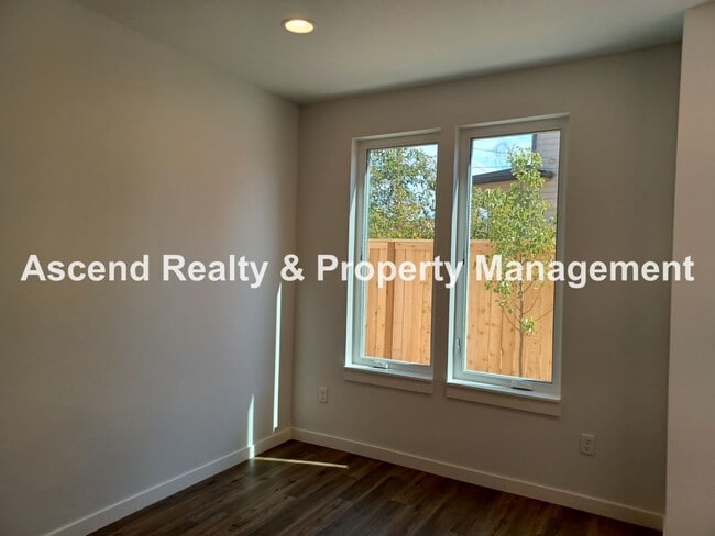 Photo - Newer 2 Level Townhome with Patio in Alberta Available August 10 Garbage Included Small Pets OK