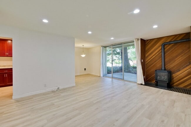 Building Photo - Beautiful 2BR 2BA downstairs condo in Moun... Unit 186