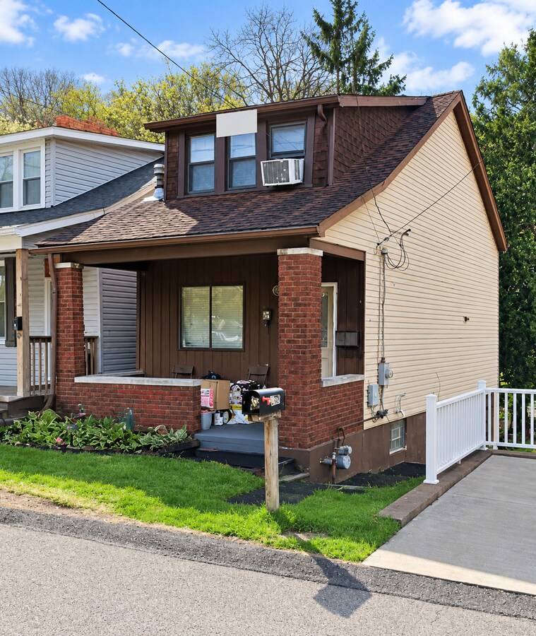 Photo - 208 Friday Rd