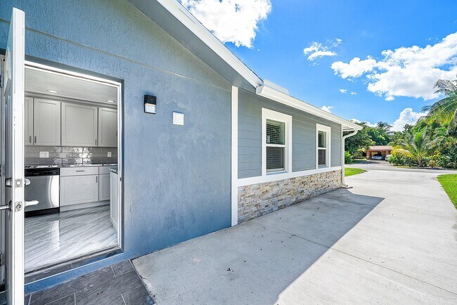 Photo - 611 Davis Rd