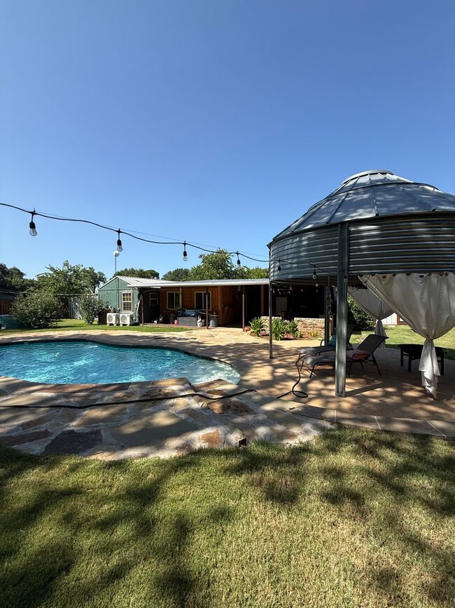 Building Photo - Beautiful 2 bedroom, 2.5 bath POOL home!!!!