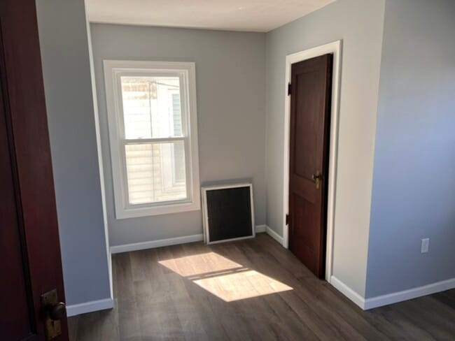 Photo - 305 Tompkins St