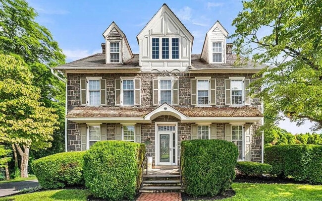 Building Photo - 28 W Main St Unit 3