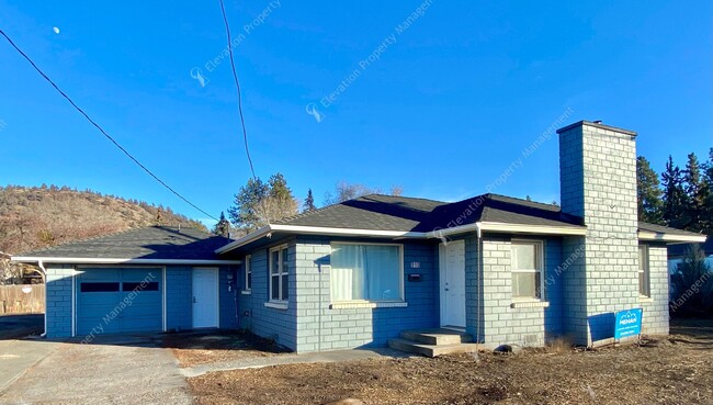 Centrally Located 3BR - 1BA Pilot Butte Home - Centrally Located 3BR - 1BA Pilot Butte Home