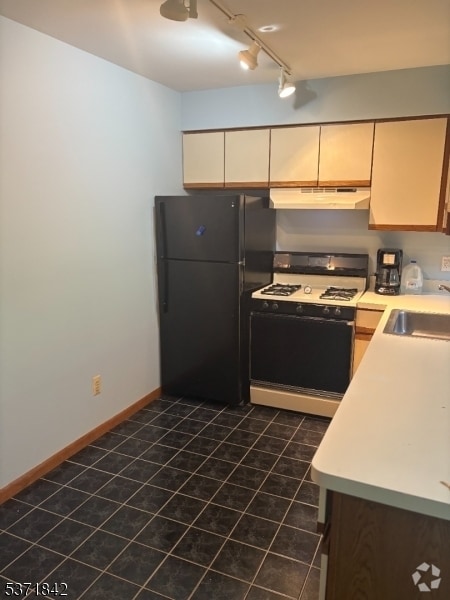 Building Photo - 1 Pinehurst Ct Unit 6 Rental