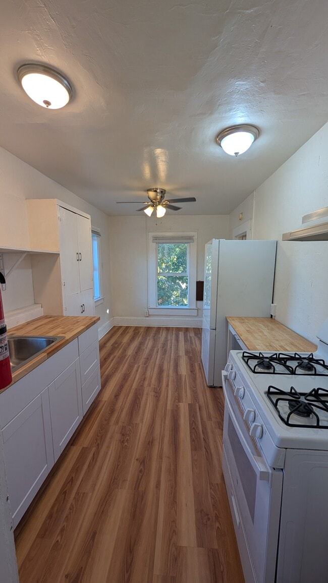 Photo - 327 E St John St