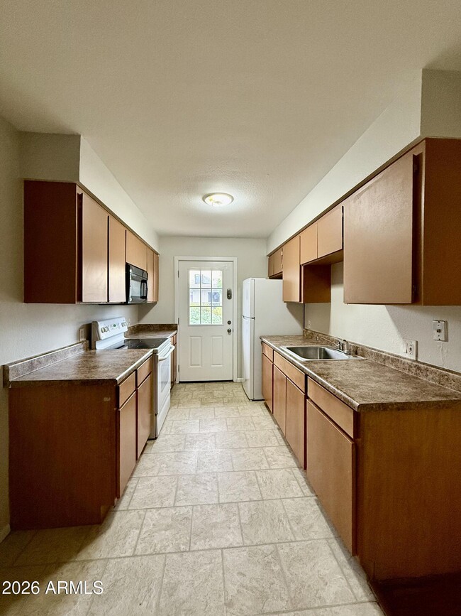 Photo - 825 E 5th St