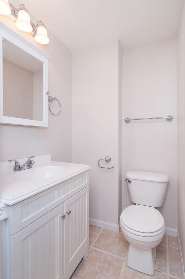 Photo - 735 Emerald Ave NE