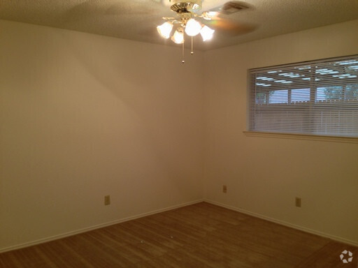 Building Photo - Duplex Rental