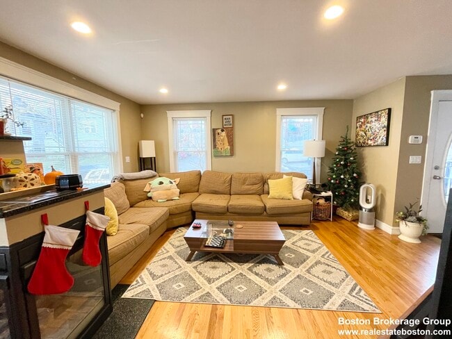 Photo - 23 Iroquois St