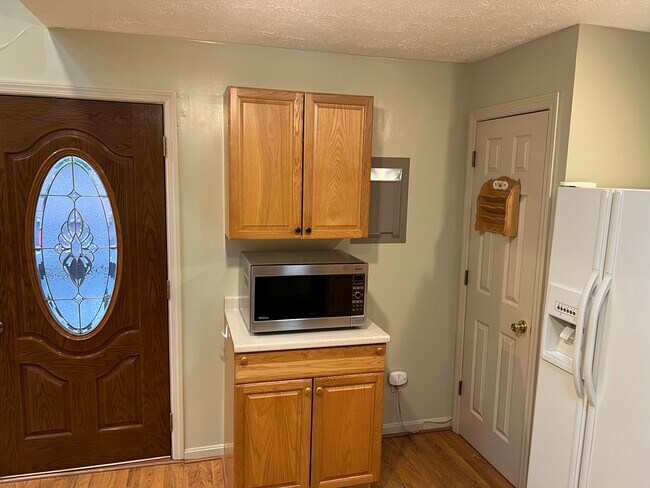 Food pantry in kitchen. - 173 Scott Ave Unidad Apt 1