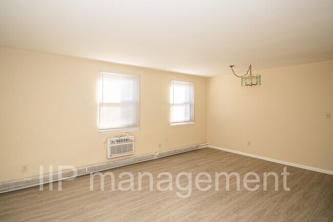 Photo - Spacious 2 BR 1BA Condo in South Euclid - ...